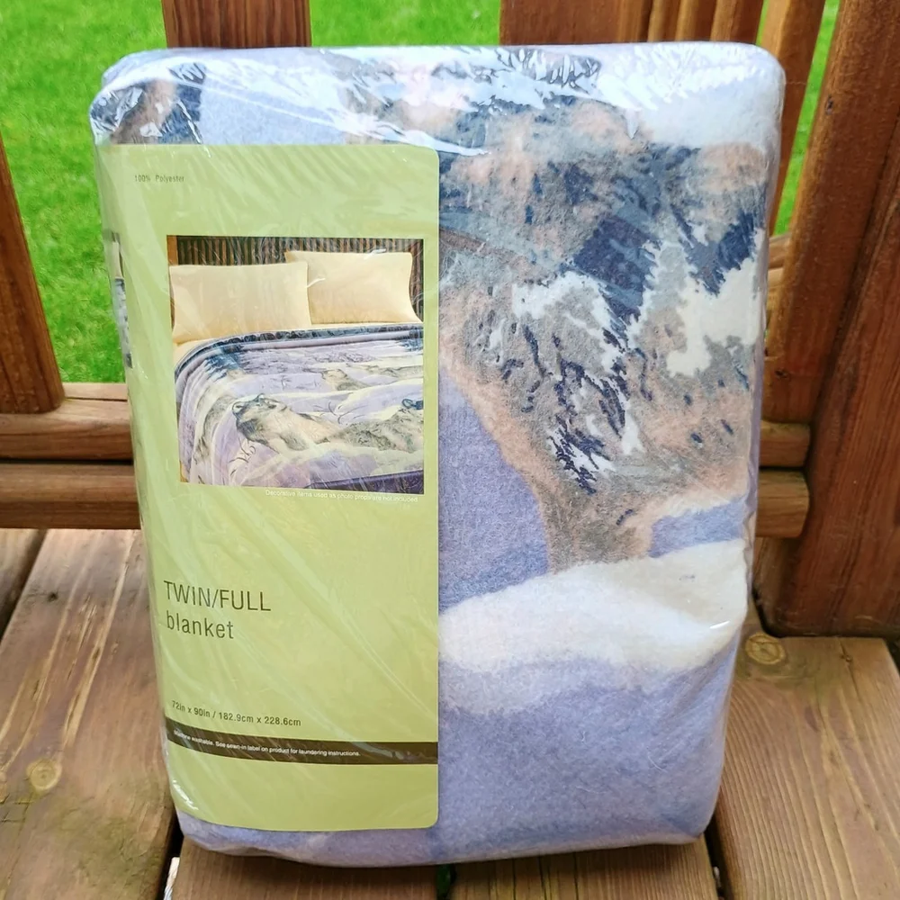 Owens Manufacturing Twin/Full Wolves Wolf Print Blanket 72